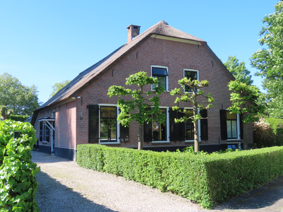 912855 Gezicht op de voor- en zijgevel van de voormalige boerderij 't Hamhuus (Den Hamstraat 44) te Vleuten (gemeente ...